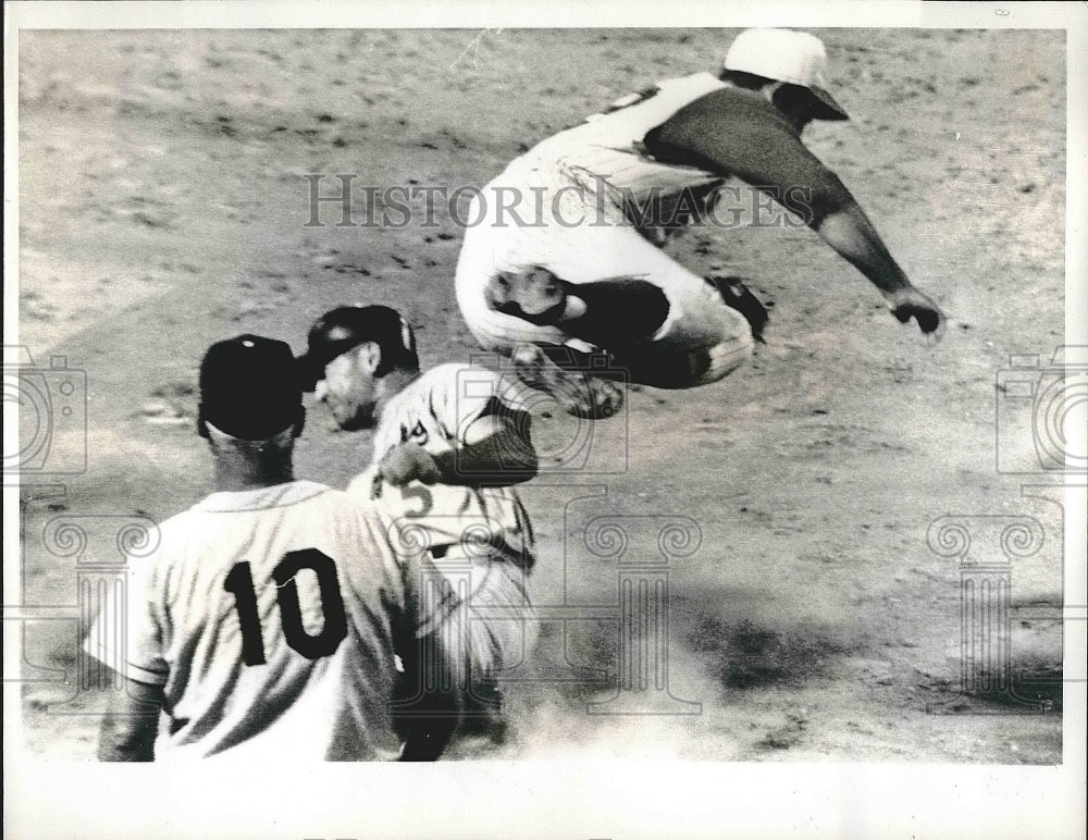 1961 Press Photo Norm Larker Los Angeles Safe At 3rd Crosley Field Dodgers Game - Historic Images