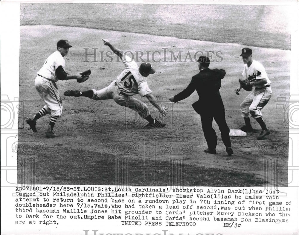 1956 Press Photo St Louis Cardinals Alvin Dark Tagging Out Phillies Elmer Valo - Historic Images