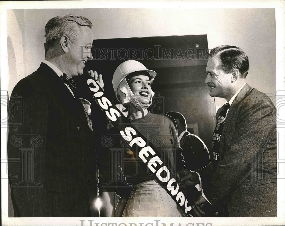 1948 Press Photo Miss Indianapolis Speedway Jane Cartwright Being Crowned - Historic Images