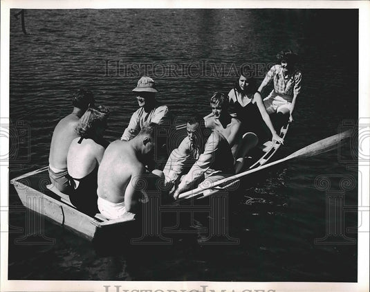 1952 Press Photo View Of Overloaded Boat On Water - Historic Images