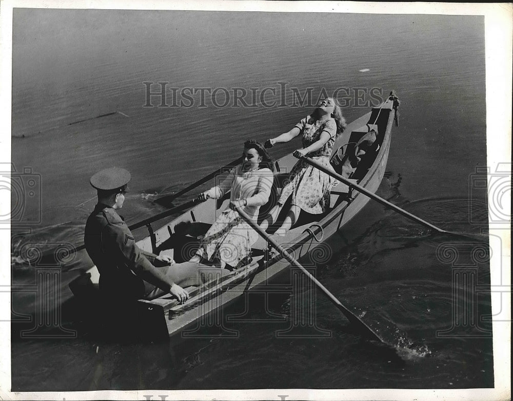 1944 Press Photo Service Man And Two Ladies Rowing Boat On Water - Historic Images