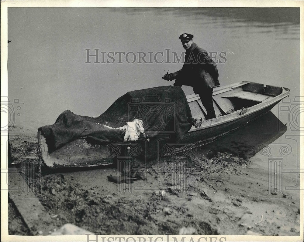 1932 Press Photo View Of Policeman On Boat On Beach - Historic Images