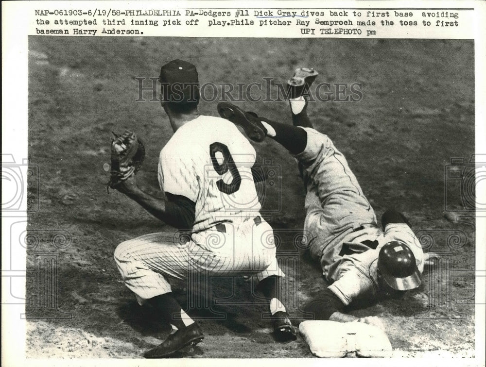 1958 Press Photo Los Angeles Dodgers Dick Gray Diving To First Base-Historic Images