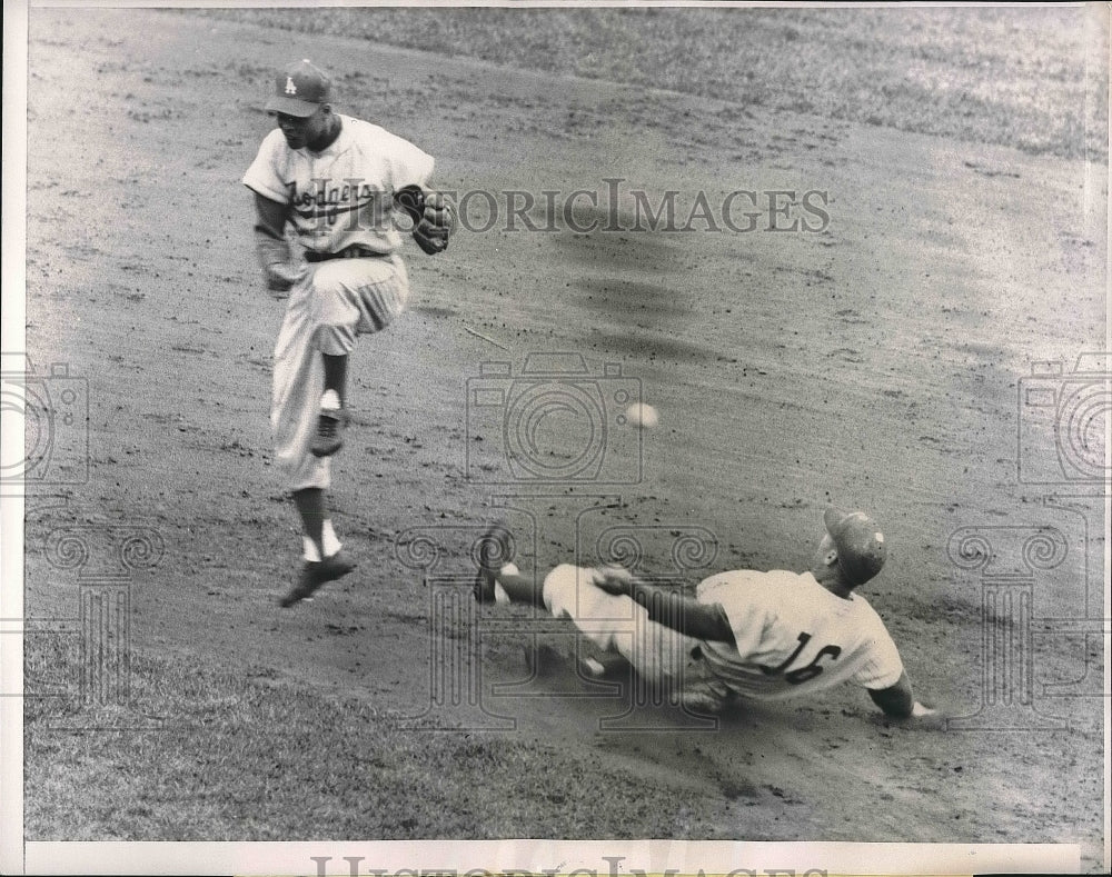 1958 Press Photo Bobby Adams, Cubs, forced at 2nd, Charlie Neal makes the play - Historic Images