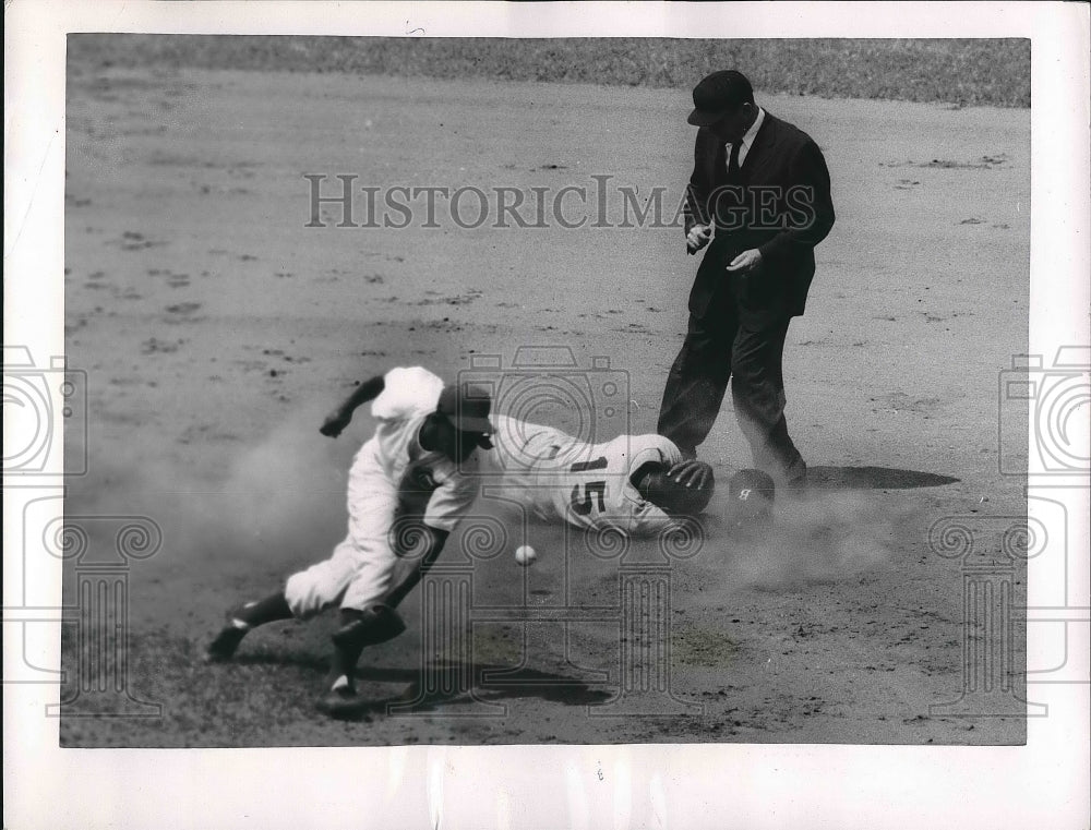 1956 Sandy Amaros clutches his head after stealing 2nd, Gene Baker - Historic Images