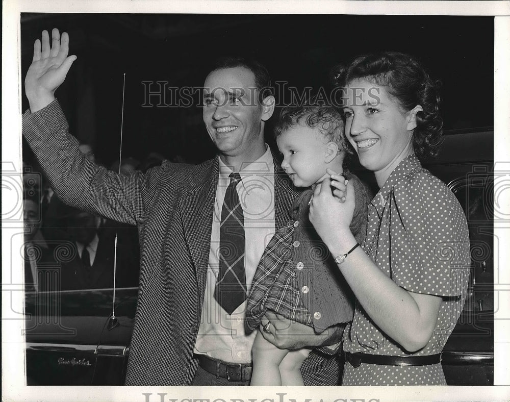 1941 Press Photo Joe Gordon, New York Yankees, Mrs. Gordon, Judy Gordon - Historic Images