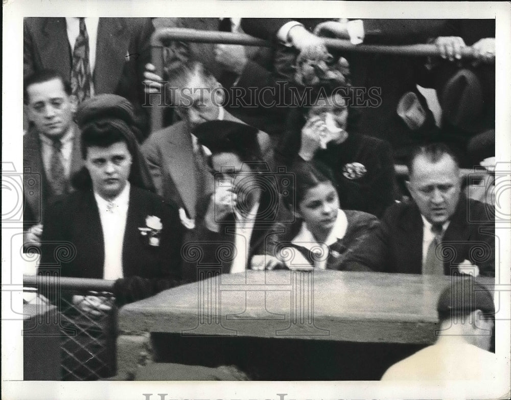 1941 Press Photo Brooklyn Dodgers Fitzsimmons' Wife Crying after He Gets Hit - Historic Images
