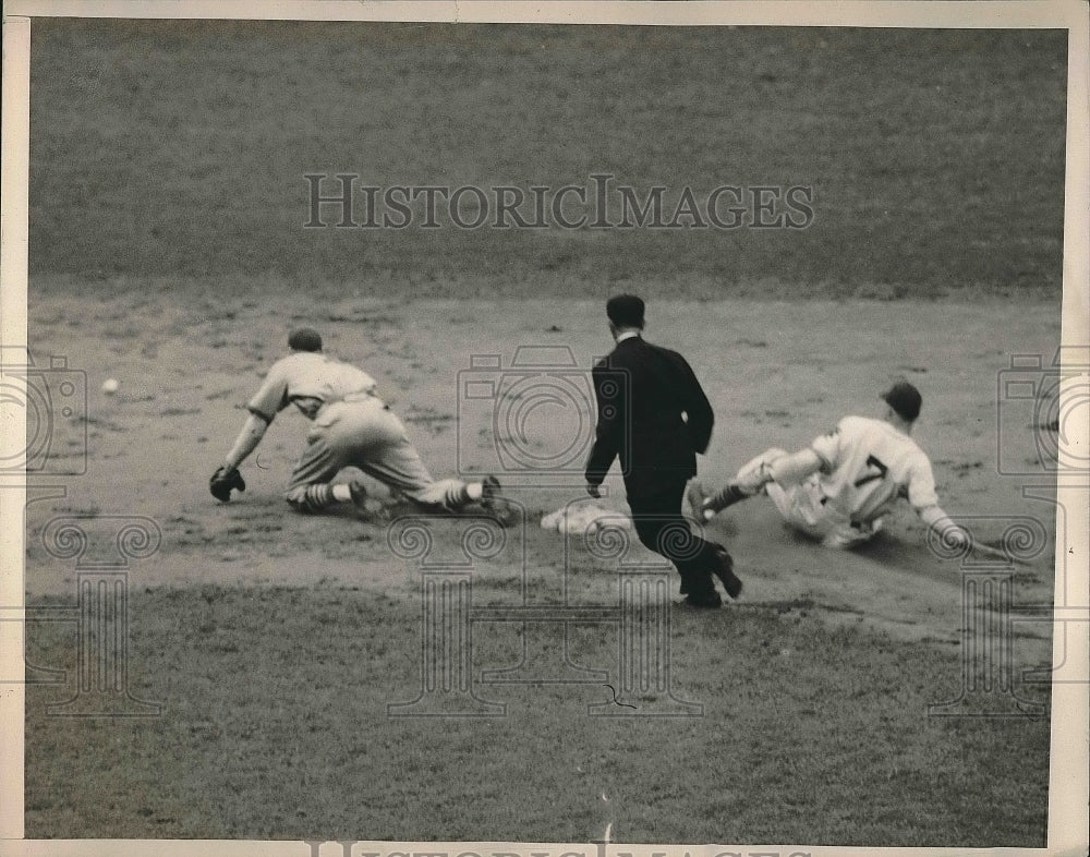 1940 Press Photo New York Giants Burgess Whitehad Safe At Second Base-Historic Images