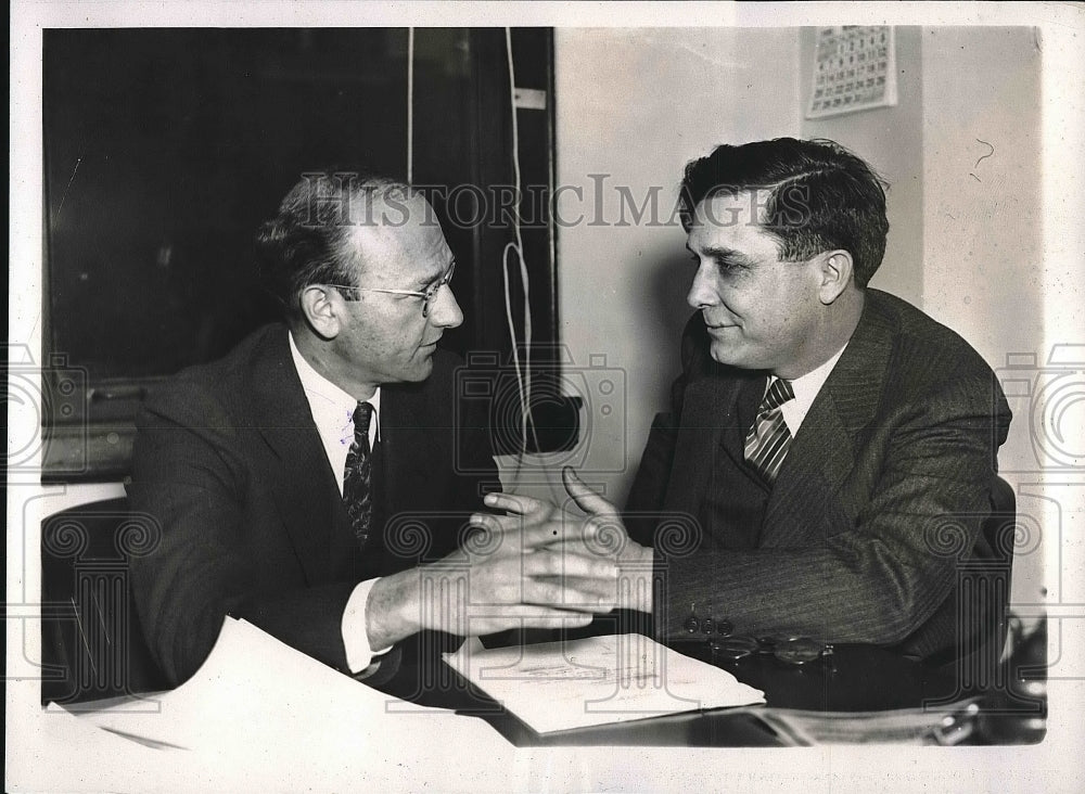1938 David Lilienthal and Wendell Willkie discuss TVA utilities - Historic Images