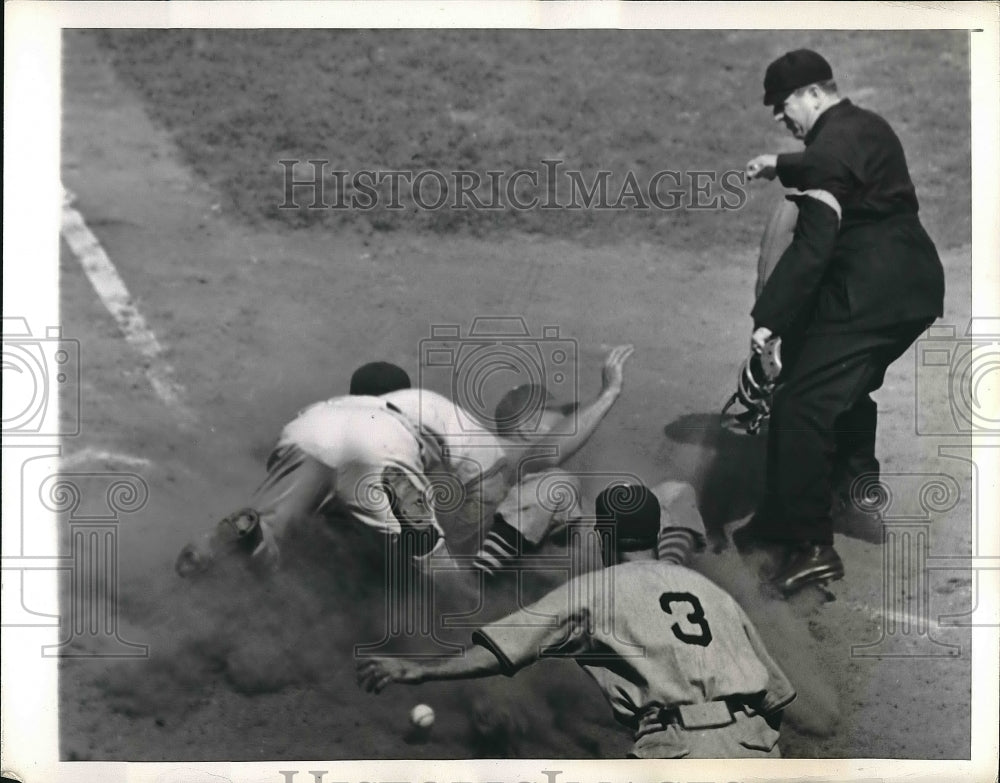 1941 Press Photo Pirates Bob Elliott scores on Carl Hurbell's pitch vs NY Giants - Historic Images