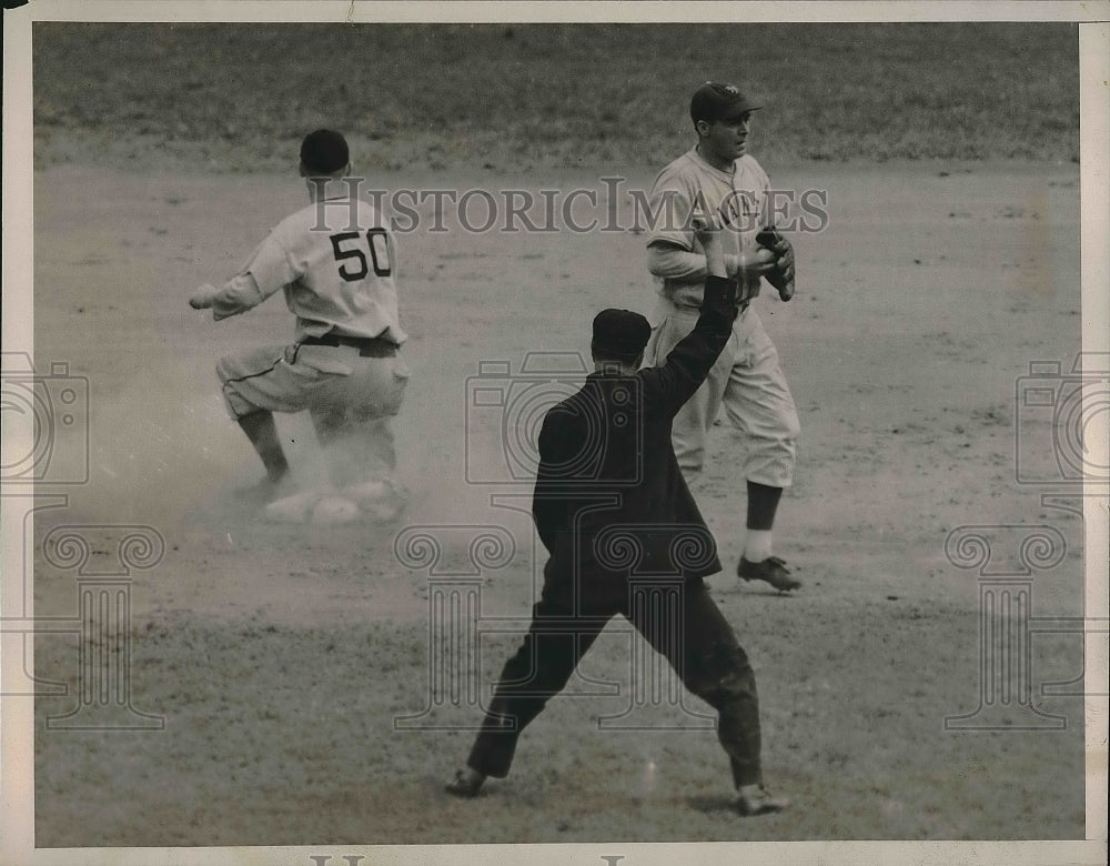 1938 Press Photo Pittsburgh Pirates James Tobin Out At 2nd Base During Game - Historic Images