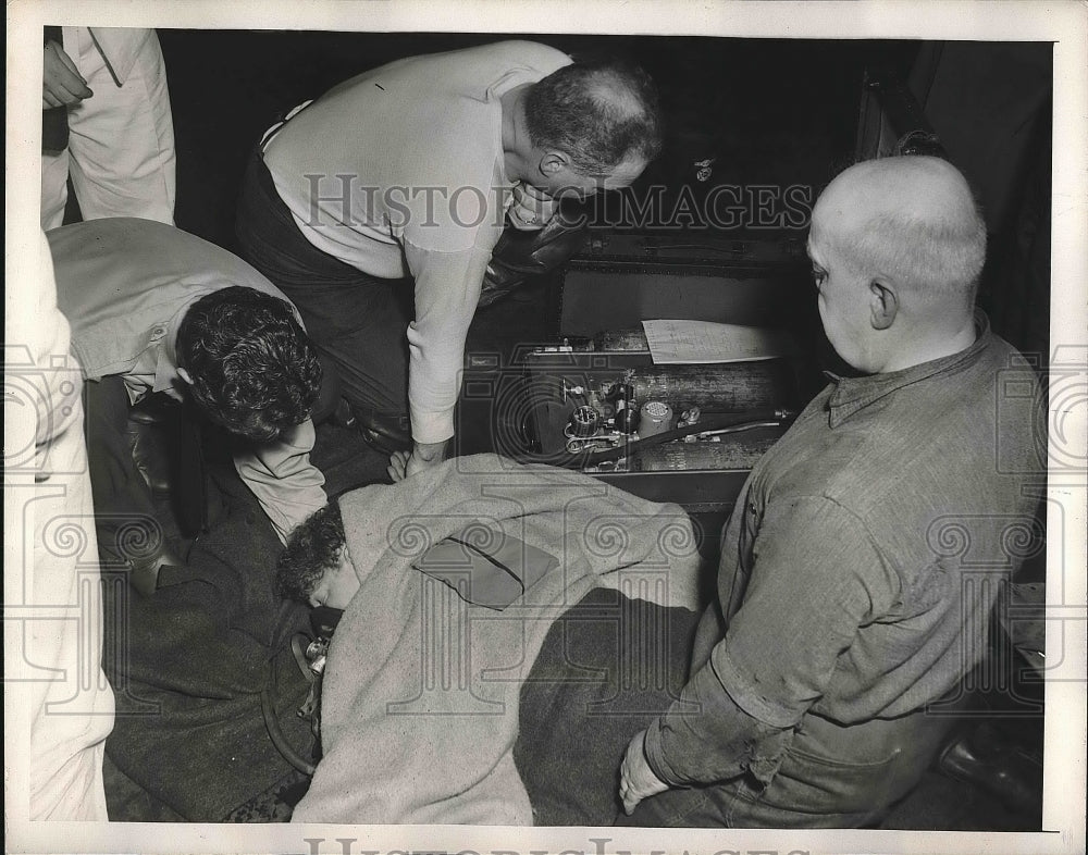 1945 Press Photo Rescue Workers Trying To Revie Grace Teischoltz From Wreckage - Historic Images