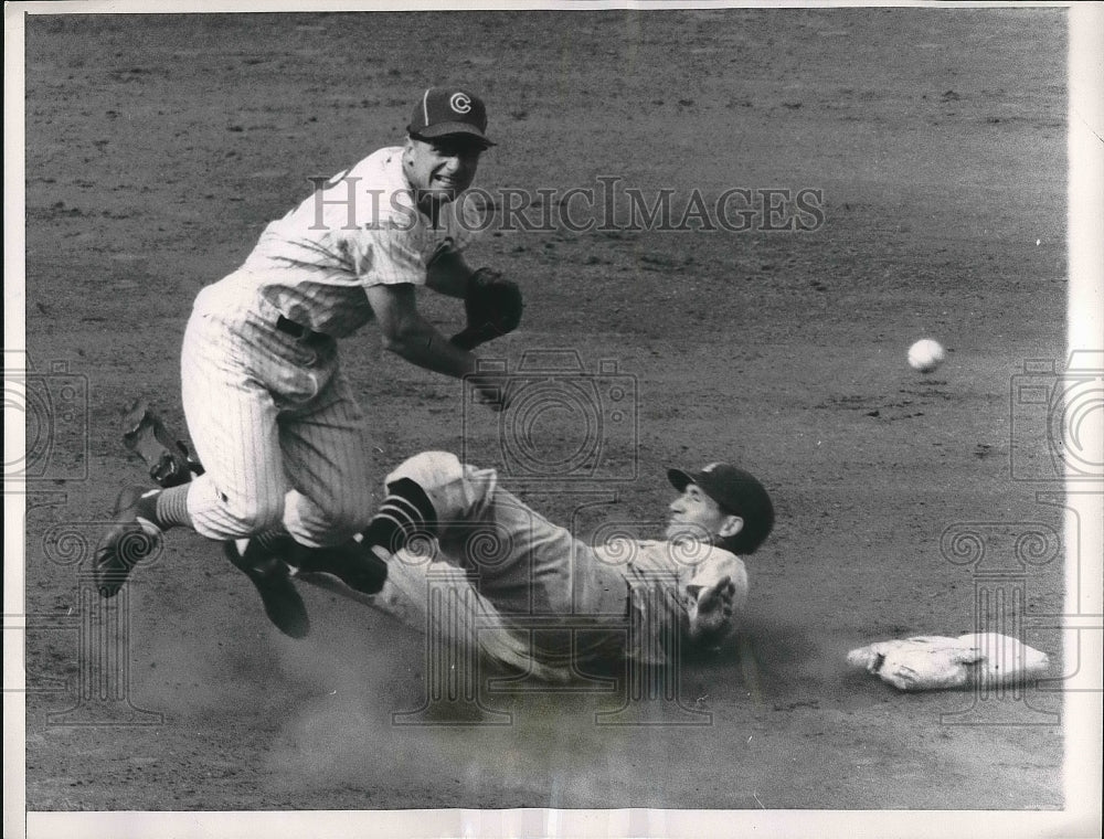 1957 Press Photo St. Louis Cardinals Del Ennis At First Base During Game - Historic Images