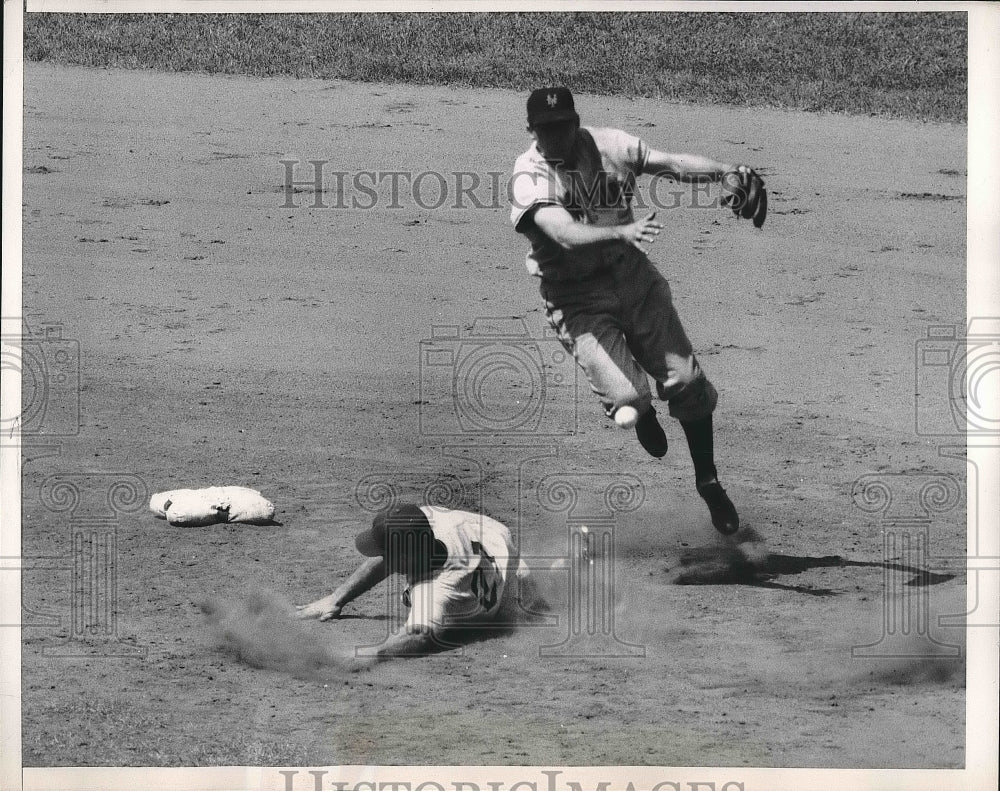 1954 Press Photo Chicago Cubs Eddie Miskis Out At Second With Davey Williams - Historic Images