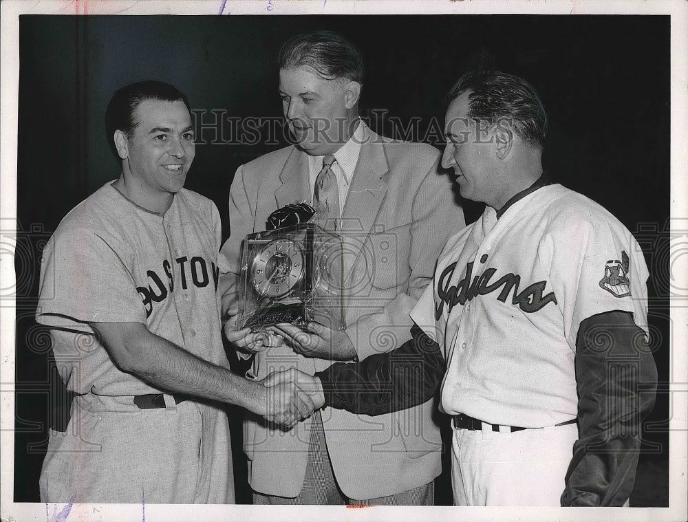 1954 Cleveland Indians Lou Boudreau &amp; Frank Gibbons With Award - Historic Images
