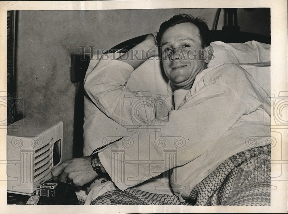 1940 St Louis Cardinals Jimmy Brown in Hospital with Broken Nose - Historic Images