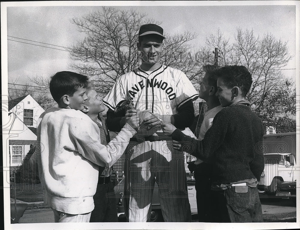 1960 Press Photo Howard Kitt Colombian Freshman Signs Autographs - Historic Images