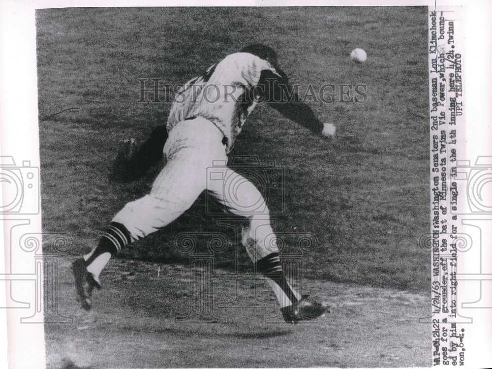 1963 Press Photo Senators 2nd Baseman Lou Klimchock Goes For Grounder - Historic Images