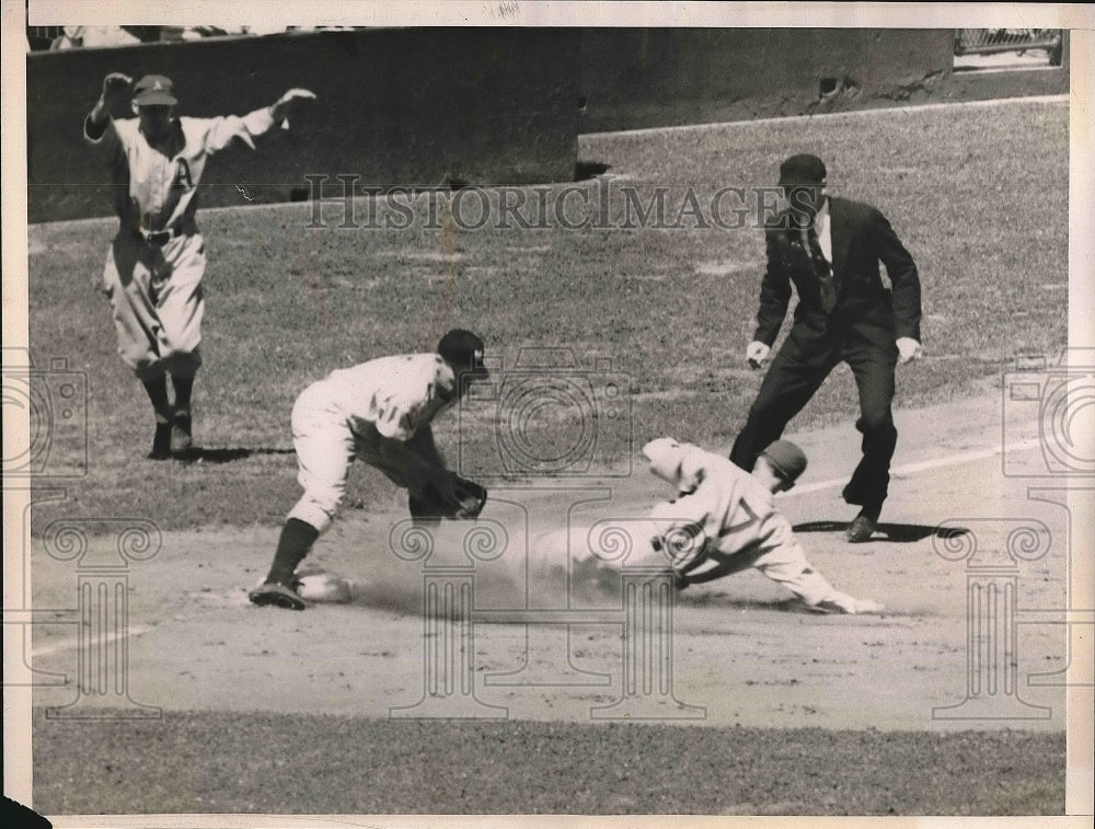 1938 Press Photo Stan Sperry Of The Philadelphia Athletics Safe At Third - Historic Images
