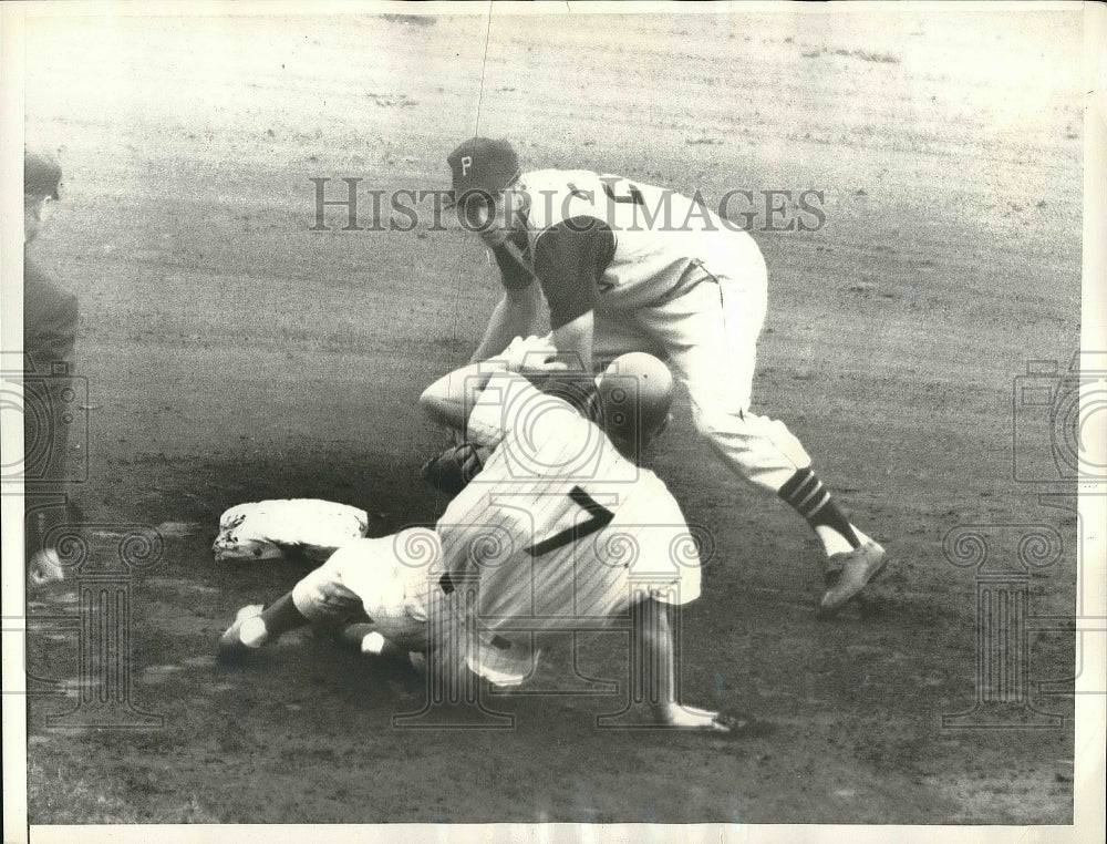 1958 Press Photo Walt Moryn Cubs Out At 2nd By Dick Groat Shortstop Pirates - Historic Images