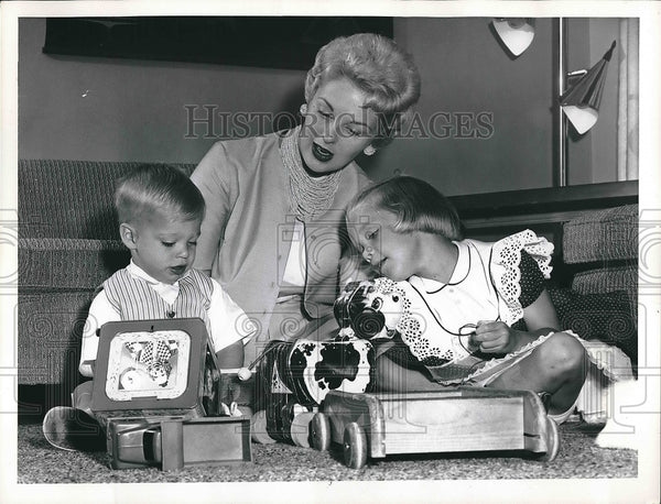 1960 Press Photo Harvey Kuenn III, Mrs. Harvey Kuenn & Robin Kuenn ...