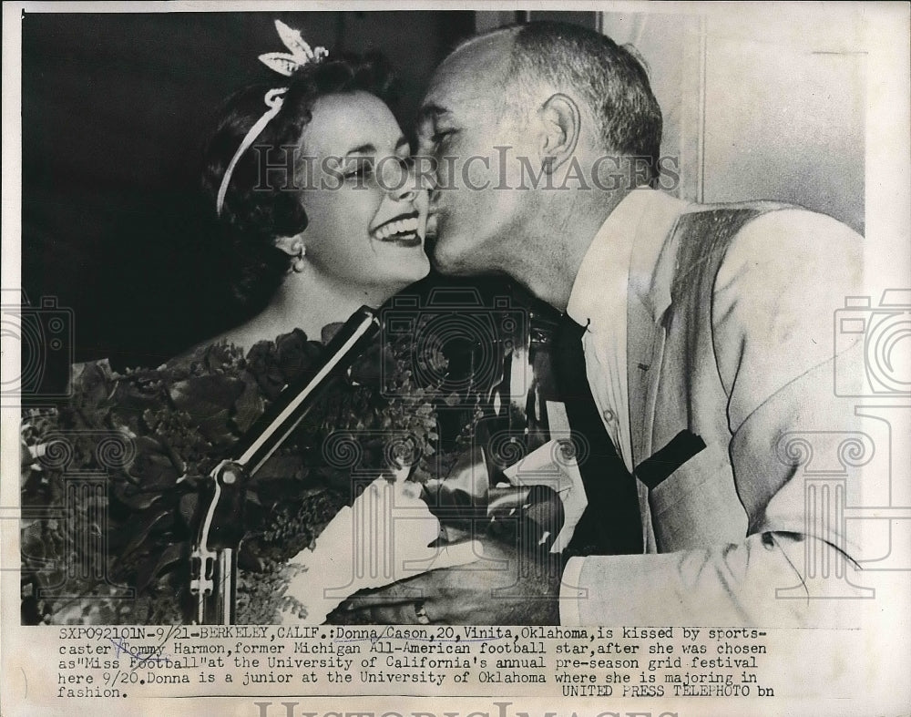 1956 Press Photo Donna Cason &amp; Sports Caster Tommy Harmon Sharing A Kiss - Historic Images