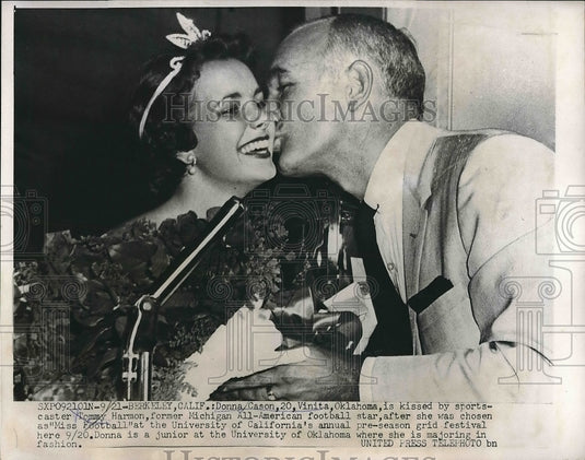1956 Press Photo Donna Cason & Sports Caster Tommy Harmon Sharing A Kiss - Historic Images