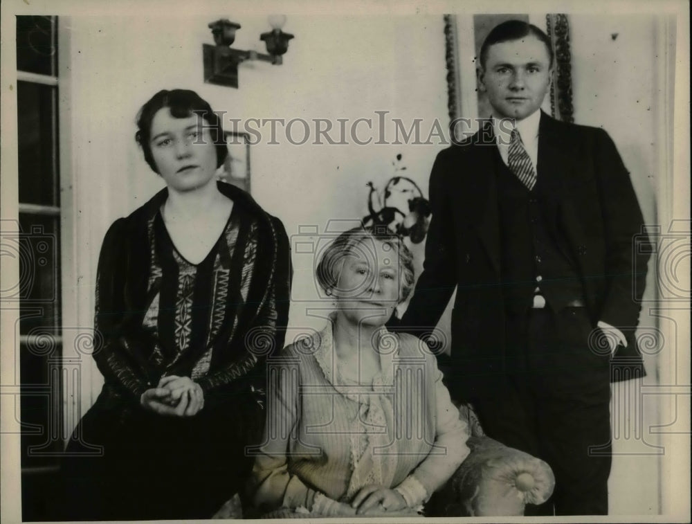 1925 Press Photo Horse Jockey Earl Sznde &amp; Wife Spend Christmas With Her Mother - Historic Images