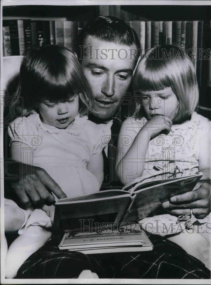 1960 Press Photo Jimmy Piersall reads to his daughters Kathy, 2, Maureen, 4-Historic Images