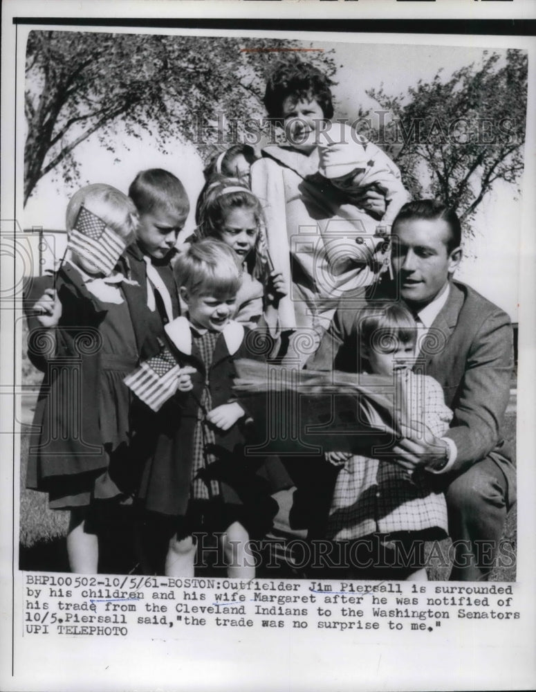 1961 Press Photo Jim Piersall surrounded by his wife Margaret and his children - Historic Images