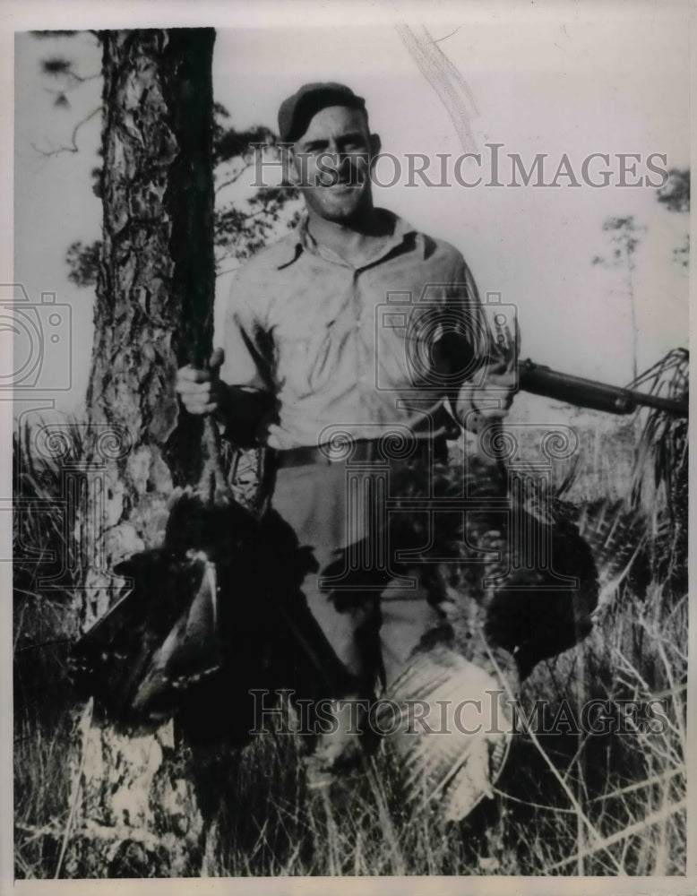 1938 Press Photo Johnny Allen shows wild turkeys that he shot near his home - Historic Images