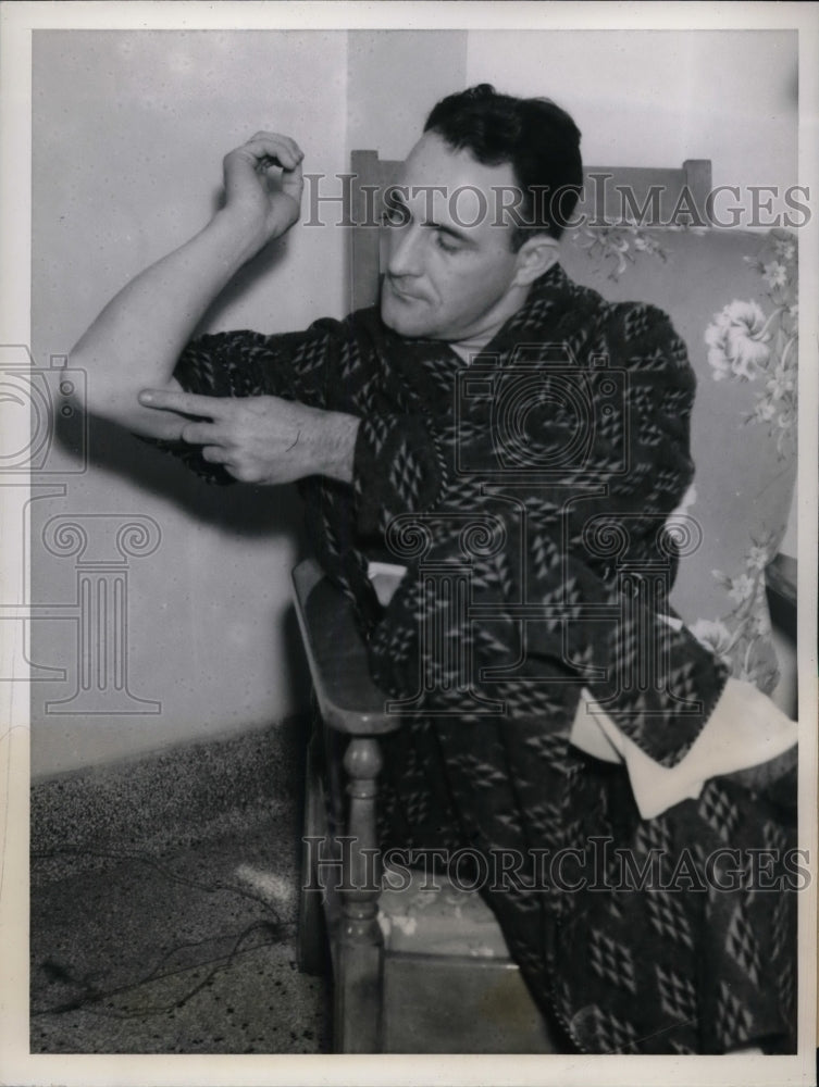 1939 Press Photo Johnny Allen had surgery to remove bone chip in his elbow-Historic Images