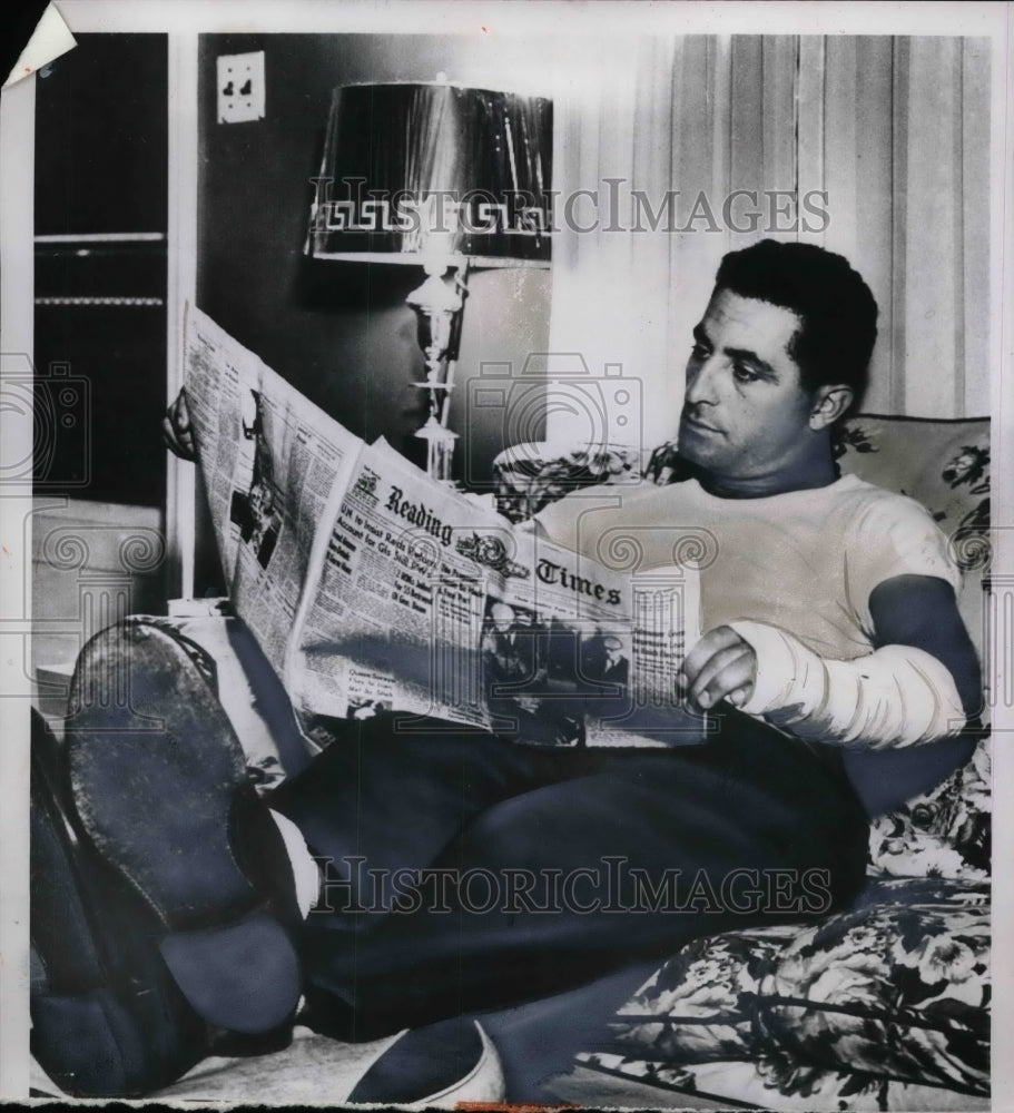 1953 Press Photo Carl Furillo Star Outfielder Dodgers Relaxing at Home MLB - Historic Images