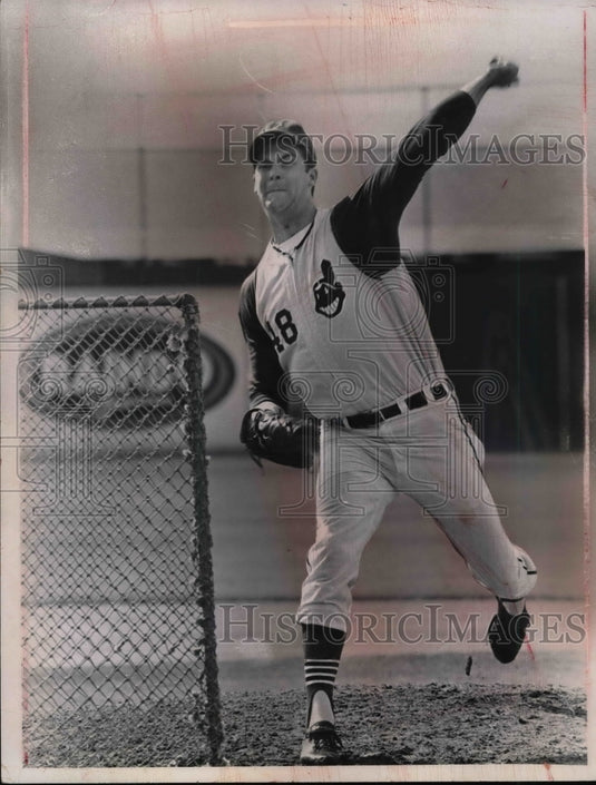 1968 Press Photo Cleveland Pitcher Sam McDowell At Batting Practice - nea43817-Historic Images