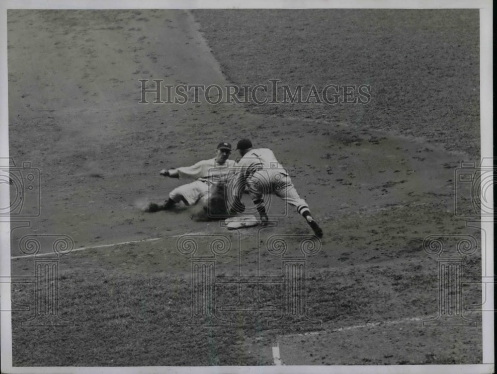 1934 Press Photo Jorgens Out at Third in Yankee and Indians Game - nea44444-Historic Images
