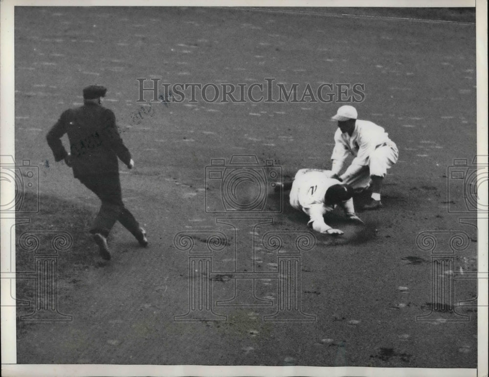 1934 Press Photo Red Rolfe of New York Yankees Out on Steal - Historic Images