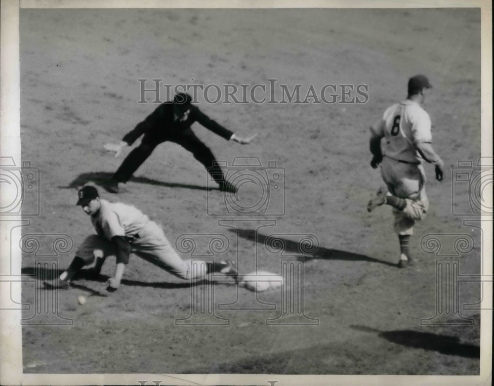 1944 Press Photo NY Giants Ernie Lombardi Safe at First as Etchison Fumbles Ball - Historic Images