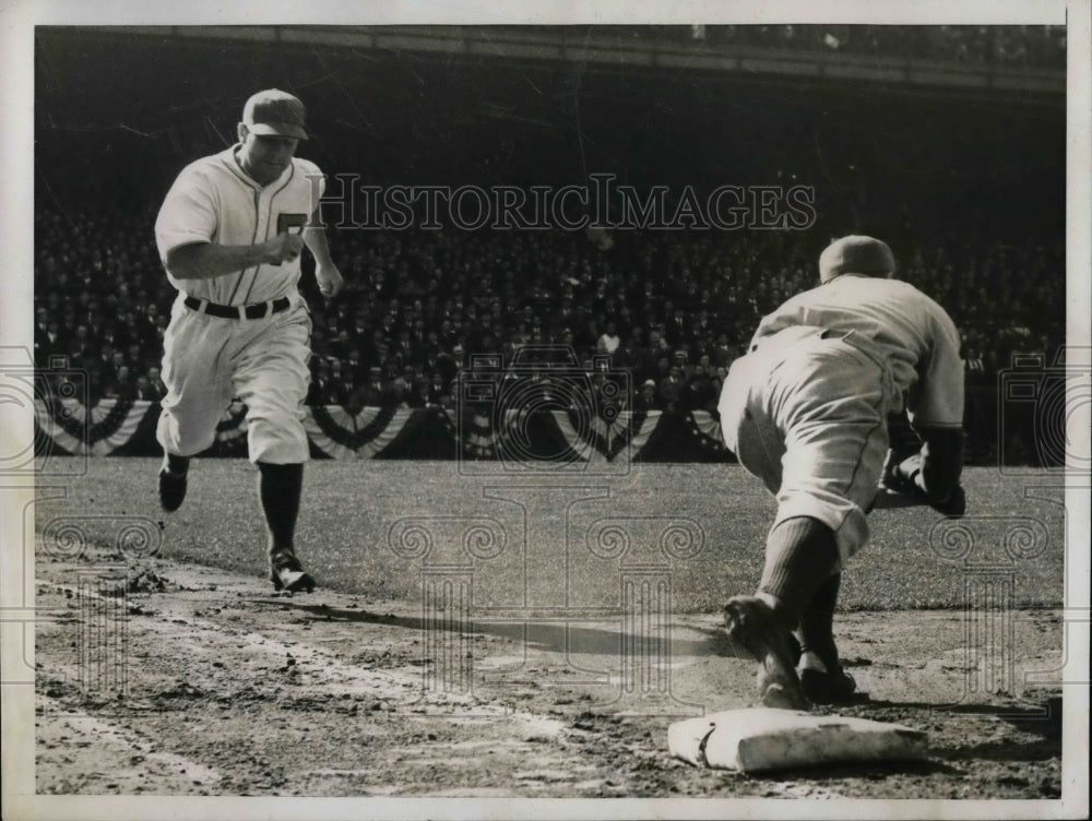 1938 Press Photo Camilli Of Brooklyn Puts Atwood Of Phillies Out On First - Historic Images