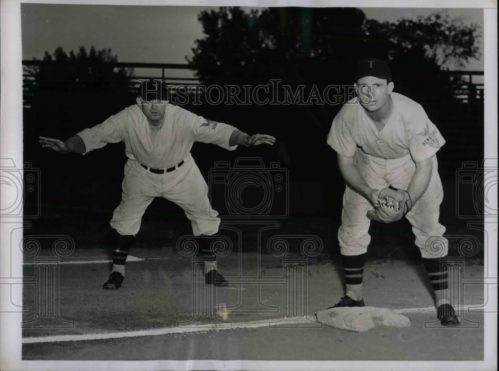 1938 Press Photo Spencer Abbot Coaches Trenton Senators From The Coaching Box - Historic Images
