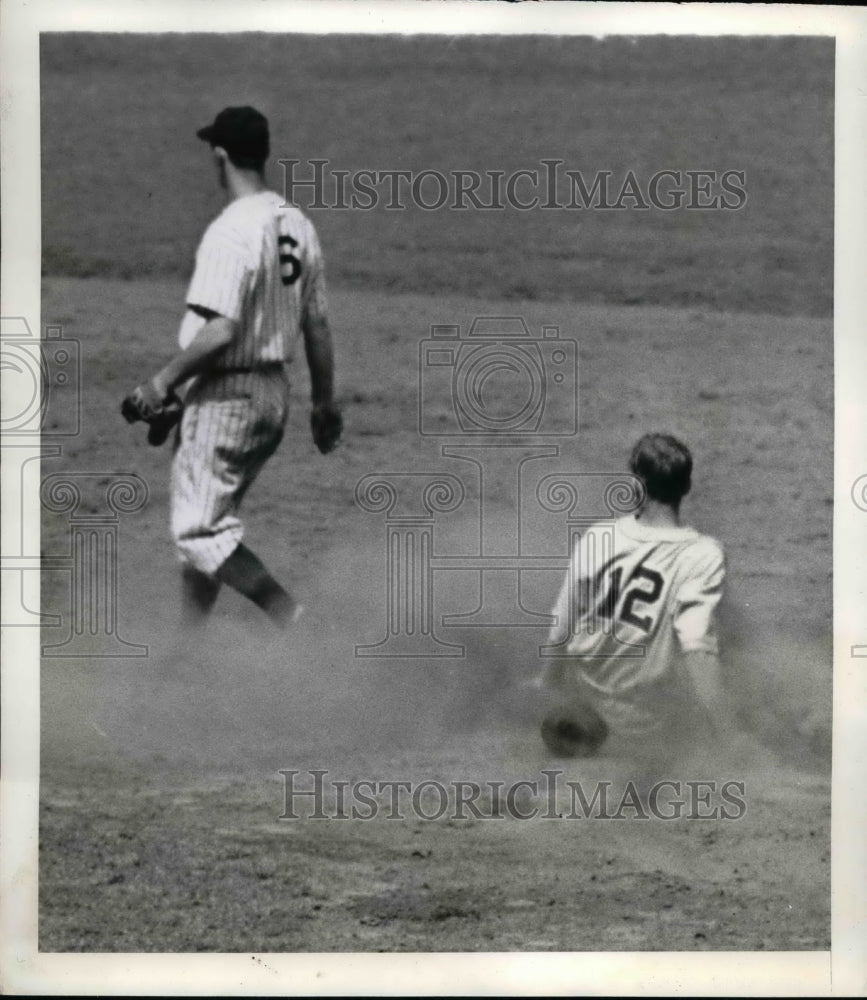 1941 Joe Gordon awaits for the throw that never came - Historic Images