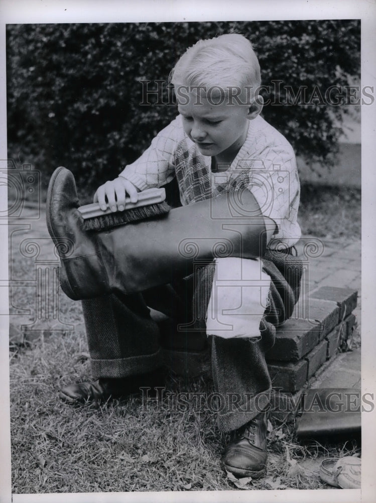 1945 Press Photo Paddy Devereux Polishes Boots For Daddy&#39;s Homecoming From War - Historic Images