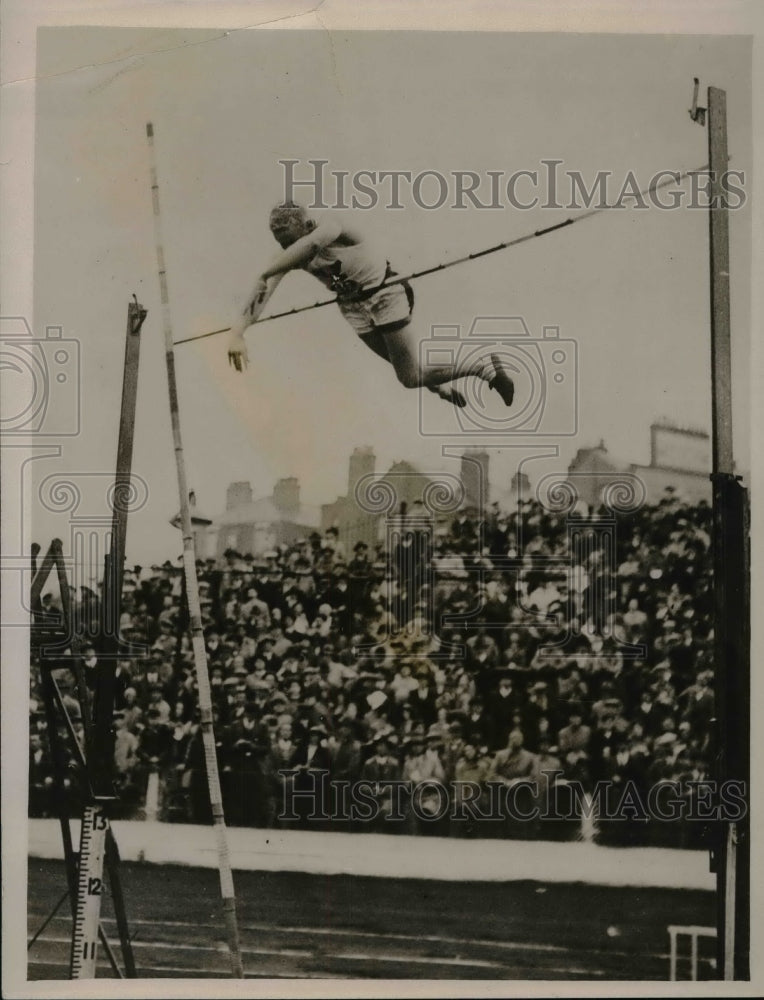 1931 Press Photo Pole vaulter C Williamson in the middle of a jump-Historic Images