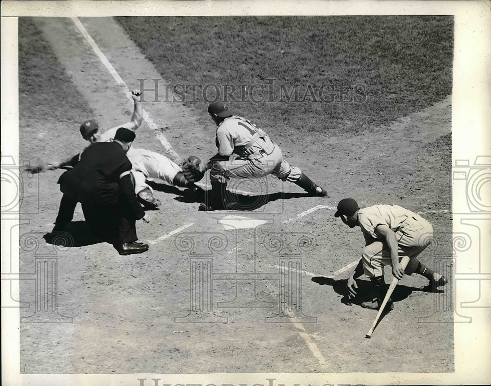 1944 Press Photo Pirates Manager Fankie Frisch watches his team team the Giants - Historic Images