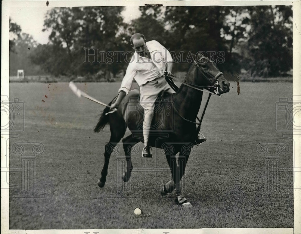 1935 Press Photo Captain PB Sanger of the British Polo team during practice - Historic Images