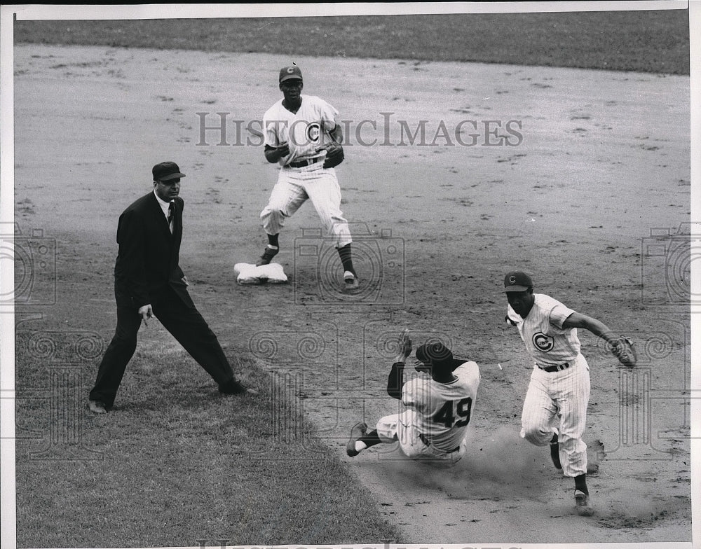 1958 Press Photo Philpe Alou tagged between 1st and 2nd during double play - Historic Images
