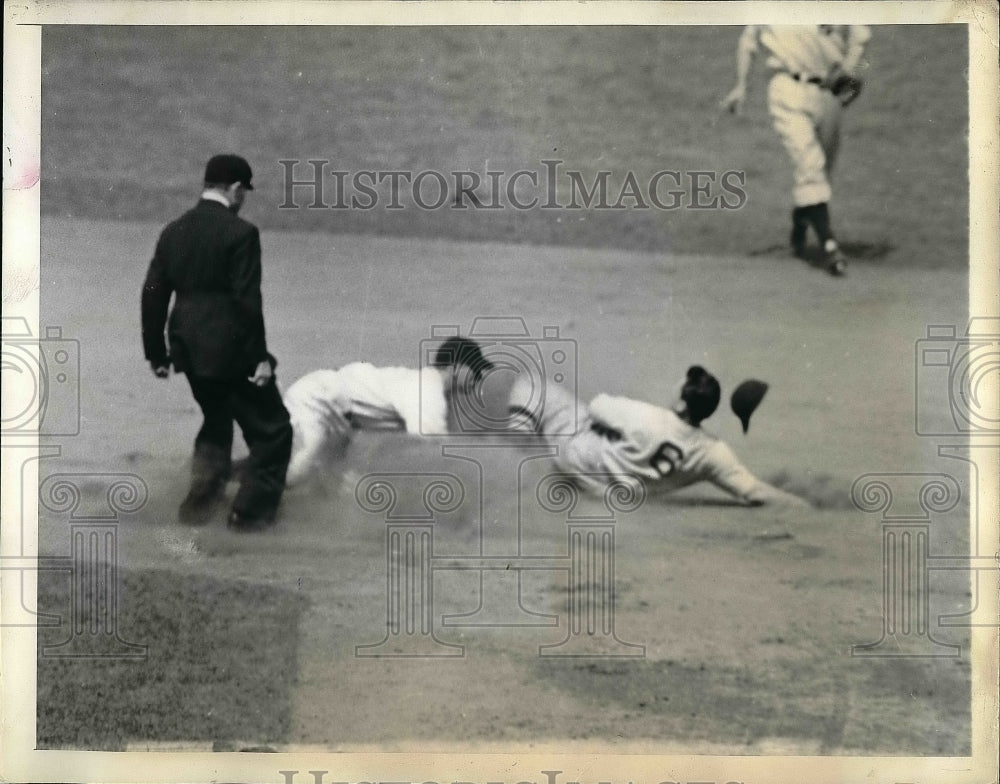 1944 Press Photo Red Sox pitcher Roy Partie called out at second base by Yankees - Historic Images
