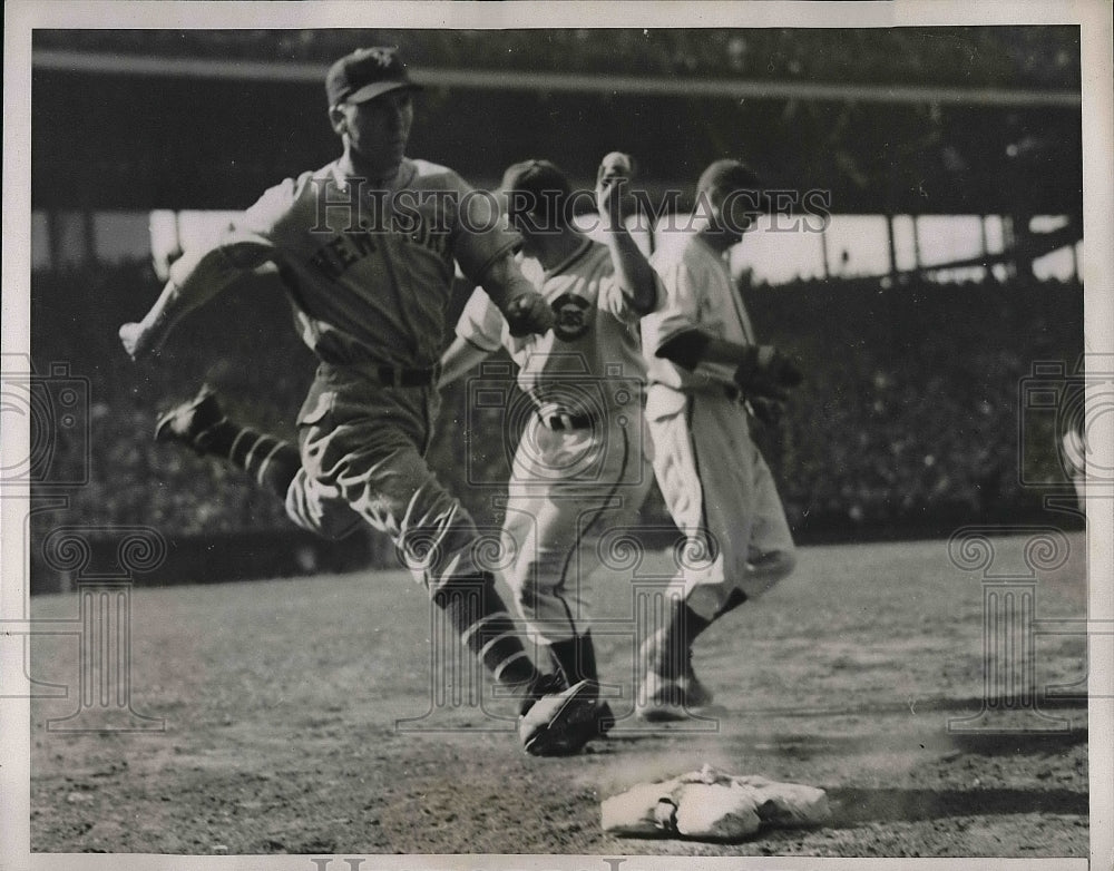 1937 Press Photo Ripple of NY Giants called out at 1st in losing game vs  Cubs