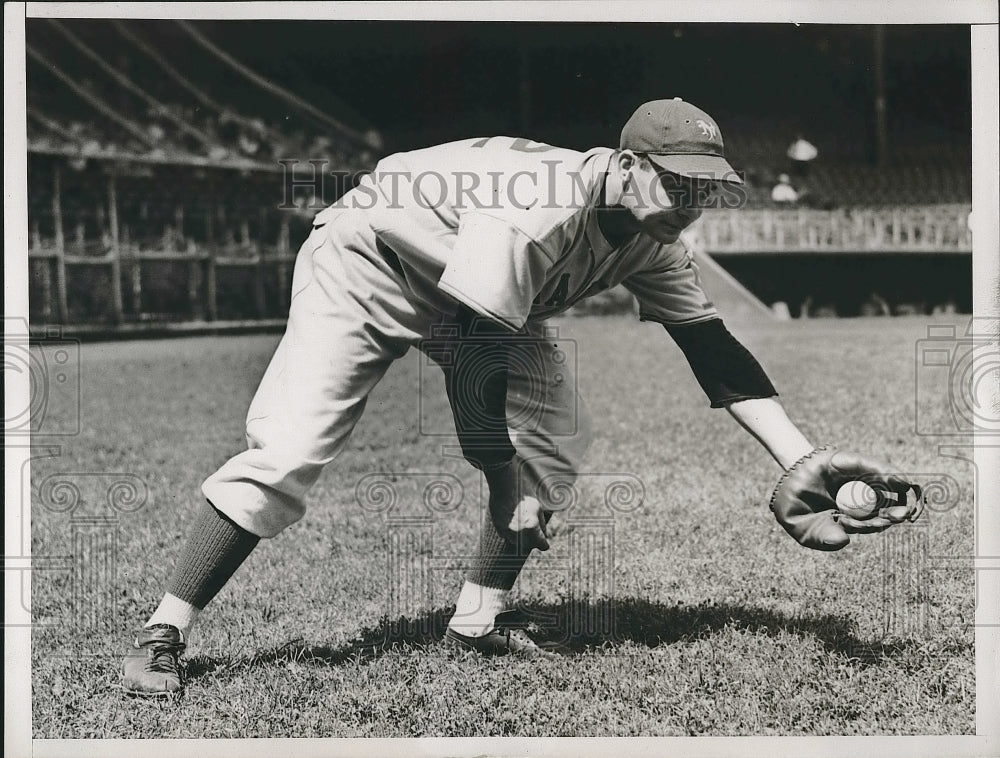 1938 Fielder Bill Crissell joins NY Giants team - Historic Images