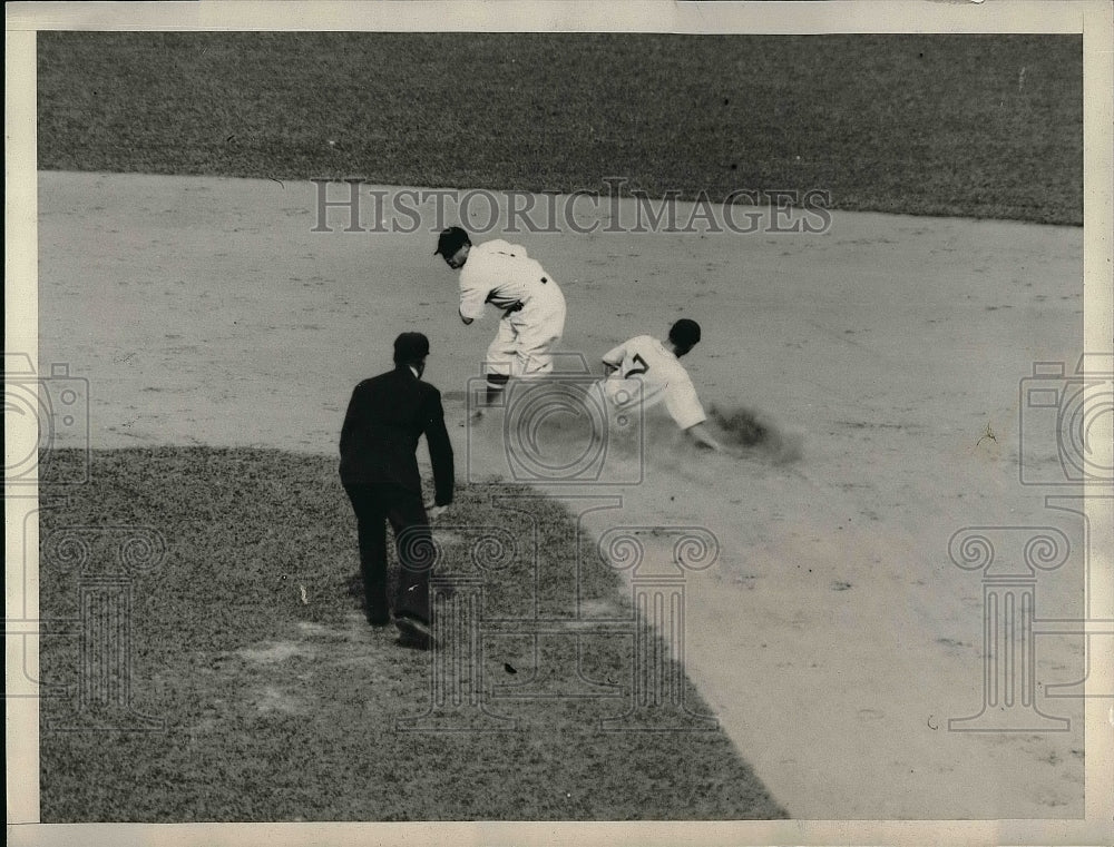 1934 Press Photo Bill Rogell Shortstop Tigers Out At 2nd Nationals Game MLB - Historic Images