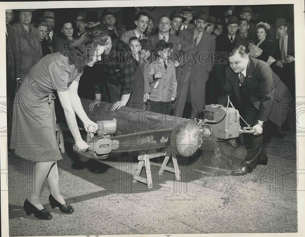 1944 Press Photo Arbutus Wilson Woman Champion Log Roller - Historic Images